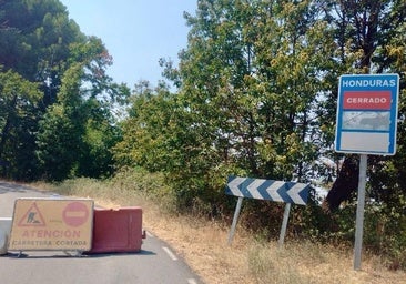 La carretera del Puerto de Honduras continúa cerrada por el fuego