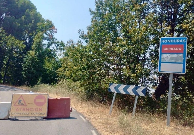 La carretera del Puerto de Honduras continúa cerrada por el fuego