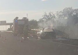 Bomberos del SEPEI de la Diputación de Cáceres sofocan las llamas del coche que ha ardido en la EX-A1.