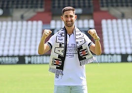 Rodrigo Pereira ya posa en el Romano como nuevo futbolista del Mérida.
