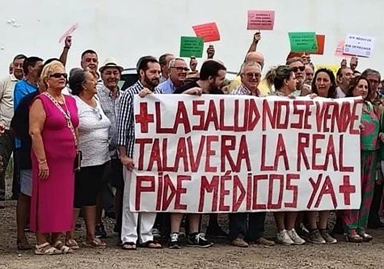 Concentración de usuarios del centro de salud de Talavera la Real el pasado lunes.