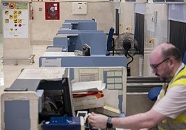 Un ventilador en el aeropuerto hace dos semanas en plena ola de calor.