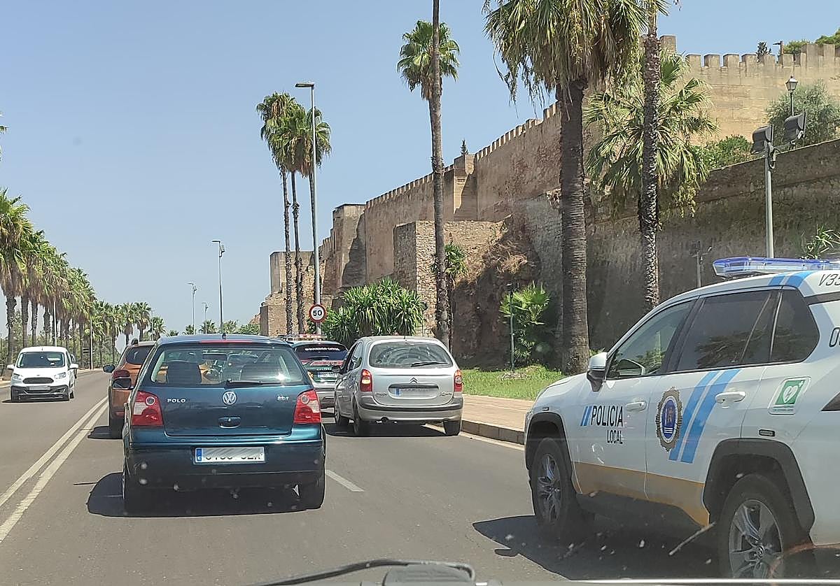 Momentos posteriores al accidente registrado este lunes en la Ronda de Circunvalación Reina Sofía.