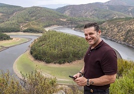 Manu Tenorio posa frente al Meandro Melero