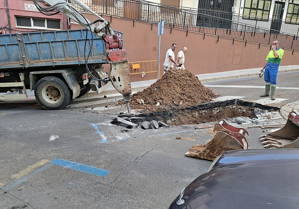 Máquina perforando el asfaltado de la calle Badajoz esquina Vespasiano por una avería.