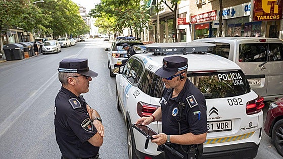 El 'multacar' de Badajoz pone 55 sanciones por doble fila en una semana
