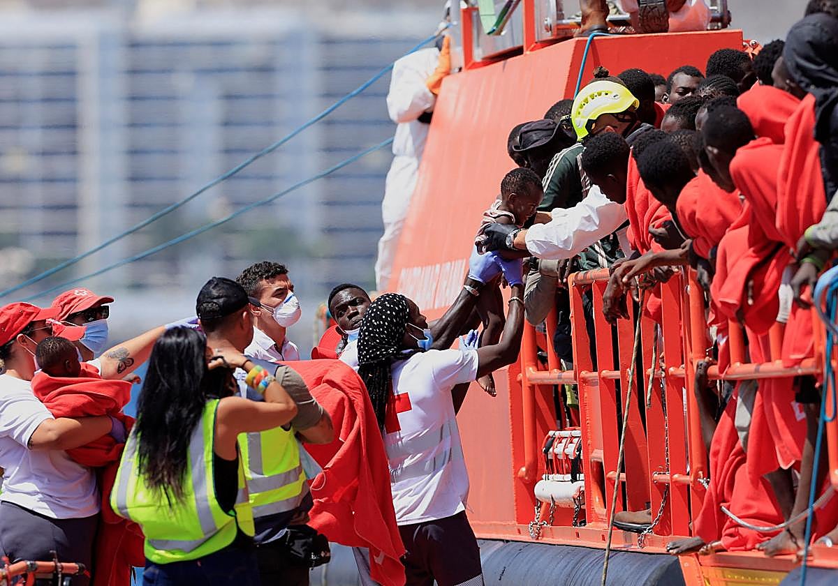 Llegada al puerto canario de Arguineguin de niños y adultos migrantes rescatados en el mar.