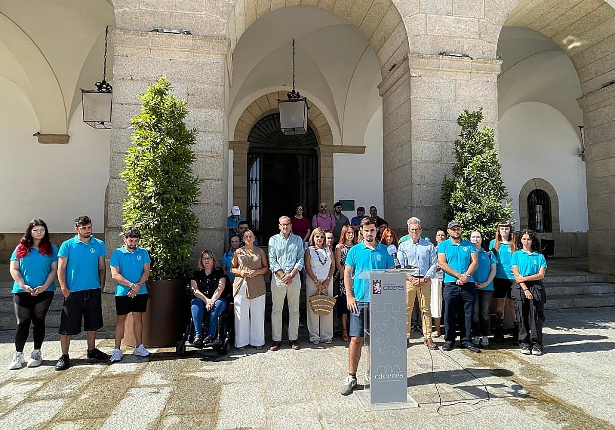 Lectura del manifiesto ante el Consistorio en la plaza Mayor.