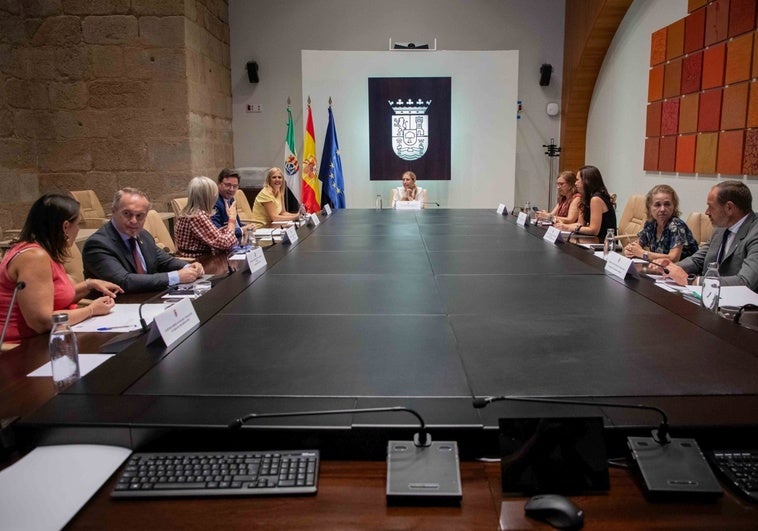 La Junta de Extremadura aprueba cinco millones para hacer accesibles edificios y espacios