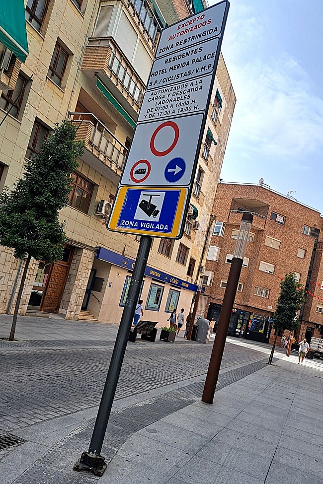 Aviso instalado en el cruce de Valverde Lillo con Arzobispo Mausona.