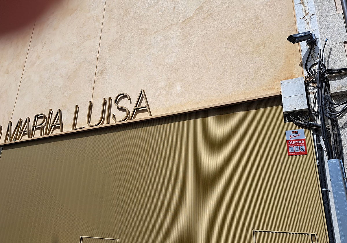 Cámara en la calle Camilo José Cela, junto al Teatro María Luisa.