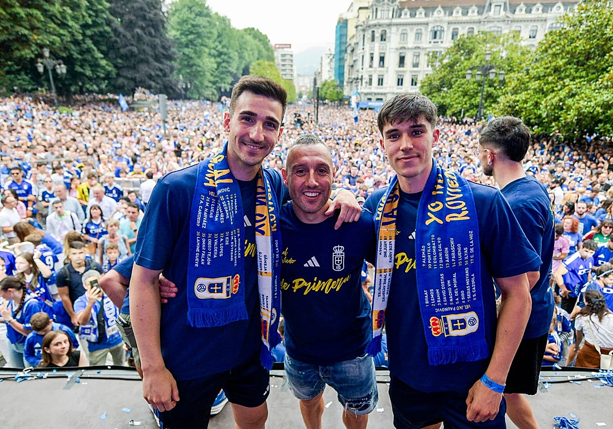 Miguel Narváez (izquierda) y Santi Cazorla (en el centro) durante la celebración del ascenso.