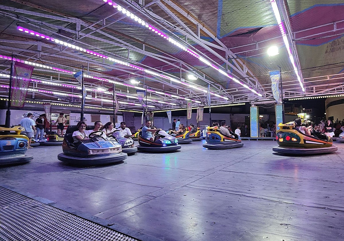 Imagen de archivo de una atracción de coches de choque en una localidad española.