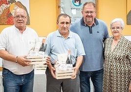 El alcalde, junto a mayores del hogar de la calle Calvario, ayer.