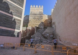 La zona del desplome, acotada y con los operarios de Mantenimiento de Fortificaciones dentro.