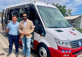 David Dóniga, concejal de Transporte Urbano, con uno de los responsables de la cooperativa.