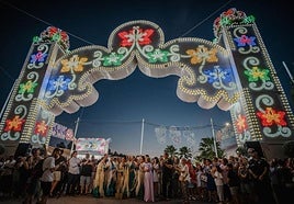 Imagen de archivo del encendido del alumbrado del recinto ferial por integrantes de la asociación ´Mérida Flamenca´ con el que arrancó la Feria el año pasado.