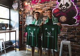 Antonio Marchena (a la izquierda), junto a Iván Martínez en su presentación.