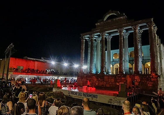 Público y una actividad en el Templo de Diana en una edición de la Noche del Patrimonio.