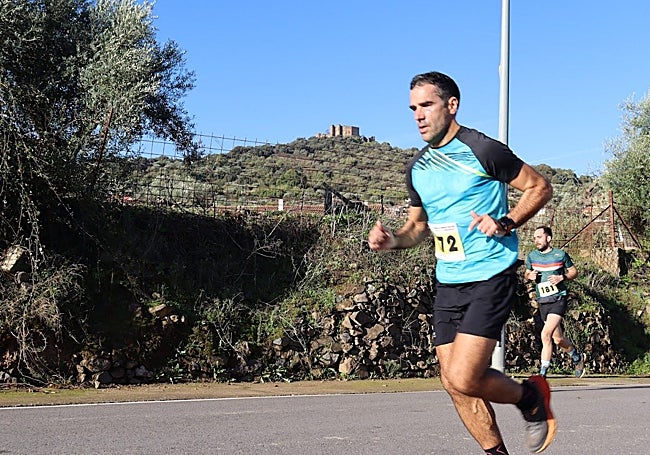 Un corredor el año pasado con el castillo de Salvatierra al fondo.
