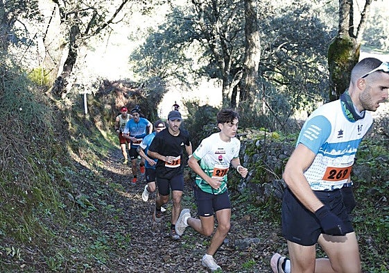 Corredores en la prueba del año pasado por la sierra de Salvatierra de los Barros.