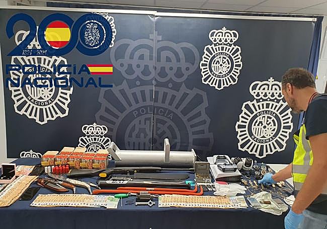 Armas, dinero, joyas y otros efectos intervenidos por la Policía Nacional.