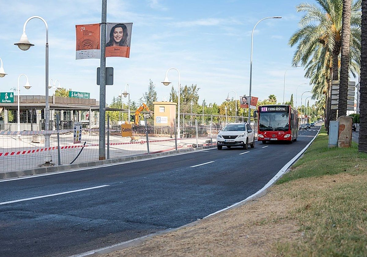 Dos carriles en el sentido de la circulación hacia el centro, esta mañana, en la avenida Fernández López.