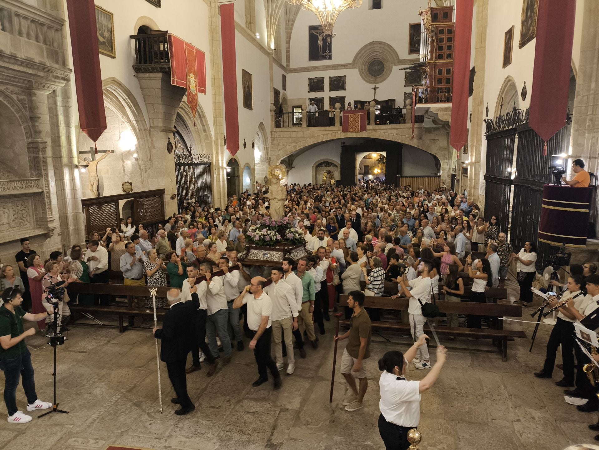 La bajada de la Patrona a la iglesia de San Martín en imágenes