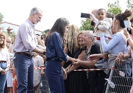 Los Reyes saludan a los vecinos en Rebollar.