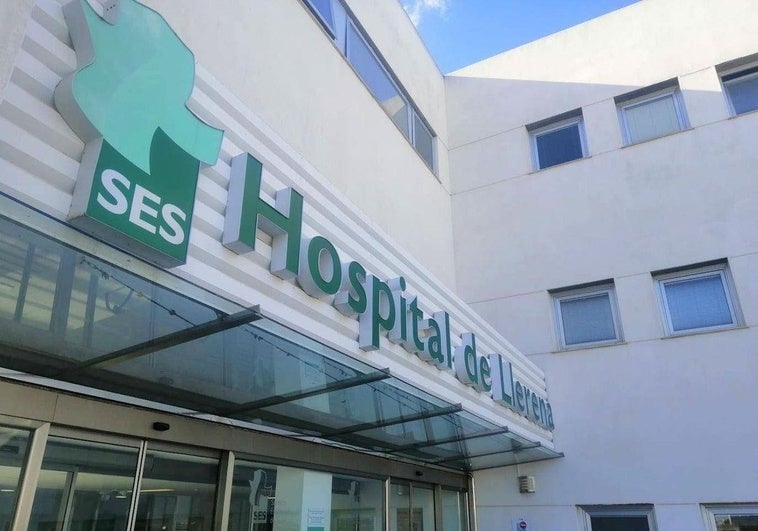 Herido grave un hombre de 65 años al sufrir una caída en una cubierta de un edificio en Llerena