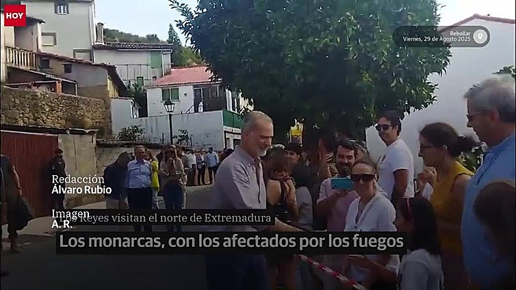 Los Reyes saludan a los vecinos de Rebollar afectados por el fuego