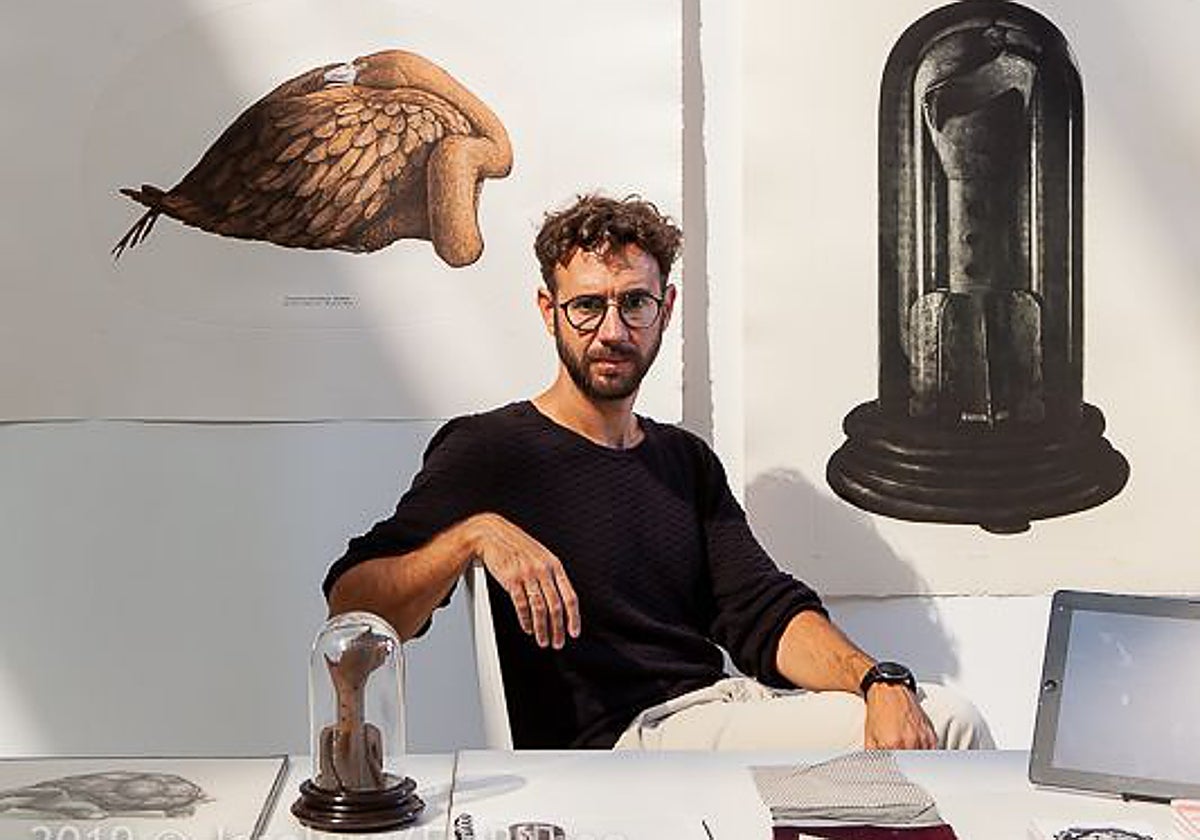 Jesús Mateos Brea junto a sus creaciones artísticas.