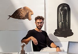 Jesús Mateos Brea junto a sus creaciones artísticas.