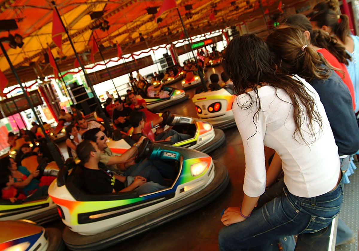 Foto de archivo de una atracción de coches de choque en una feria.