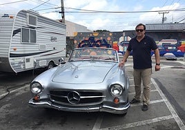 Fernando Bravo junto a un ejemplar clásico de Mercedes.