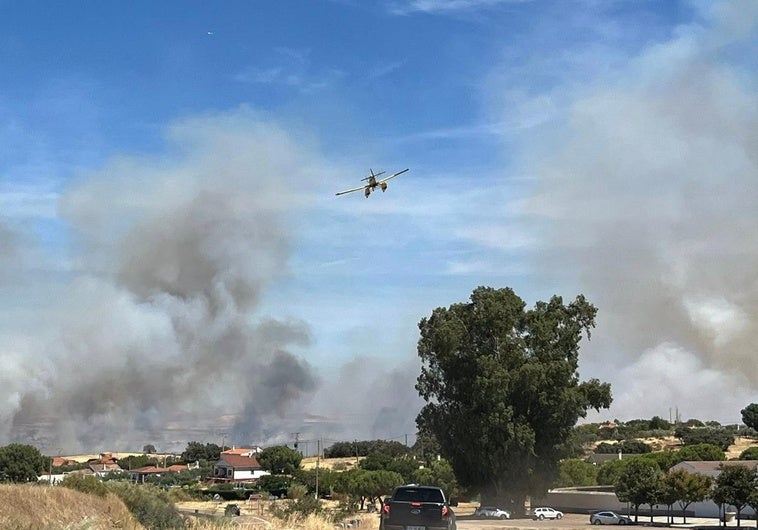 Medios aéreos y bomberos del Infoex sofocan el incendio en Don Benito