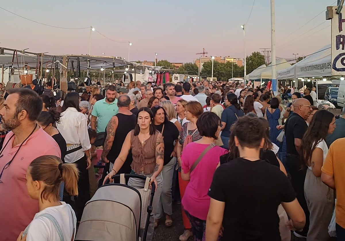 Una multitud de personas acudieron ayer tarde-noche al Ferial emeritense para el mercadillo extraordinario