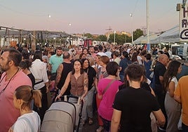 Una multitud de personas acudieron ayer tarde-noche al Ferial emeritense para el mercadillo extraordinario