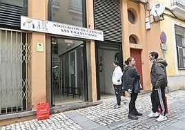 Usuarios esperan a las puertas del comedor en una imagen de archivo