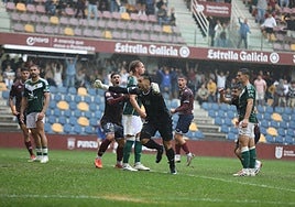 La alegría de Marqueta, portero local, contrasta con la decepción en el Cacereño.