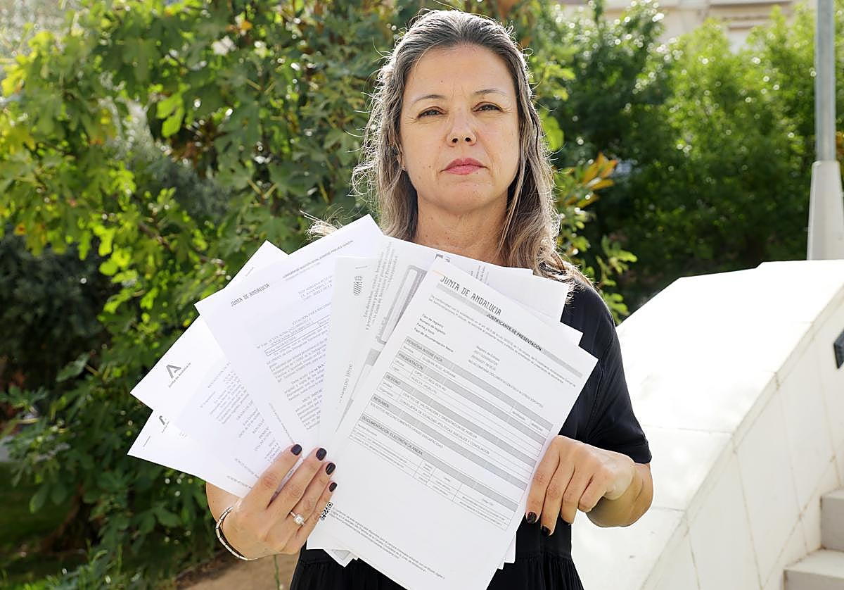 Adriana Guzmán, con parte de la documentación que ha tenido que presentar.