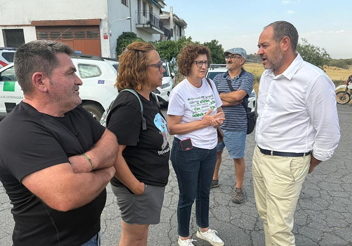 El consejero Francisco Ramírez en el incendio de Jarilla.