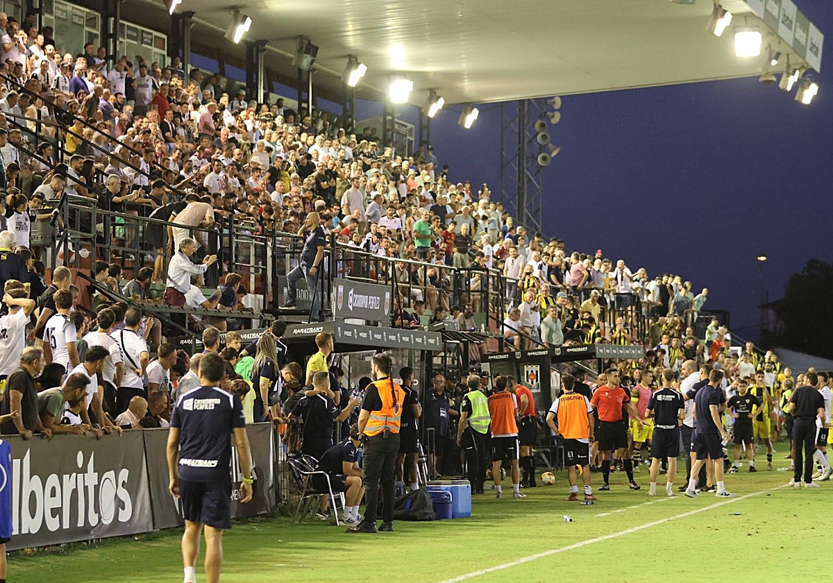 Las gradas del Romano presentaron un gran ambiente a pesar de ser aún agosto.