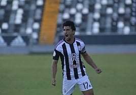 Álex Herrera en un duelo de este curso en Nuevo Vivero.