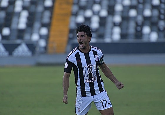 Álex Herrera en un duelo de este curso en Nuevo Vivero.