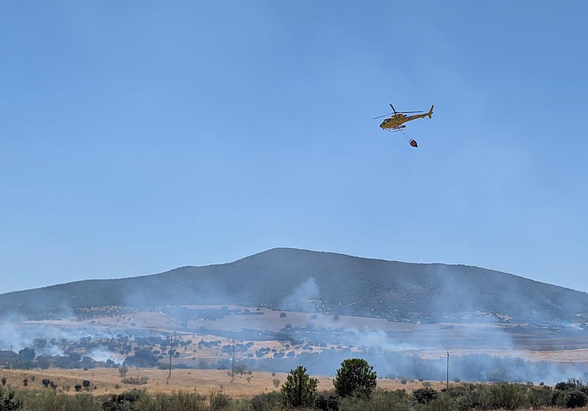 Un medio aéreo del Infoex apaga el fuego próximo a la ermita de Las Cruces.