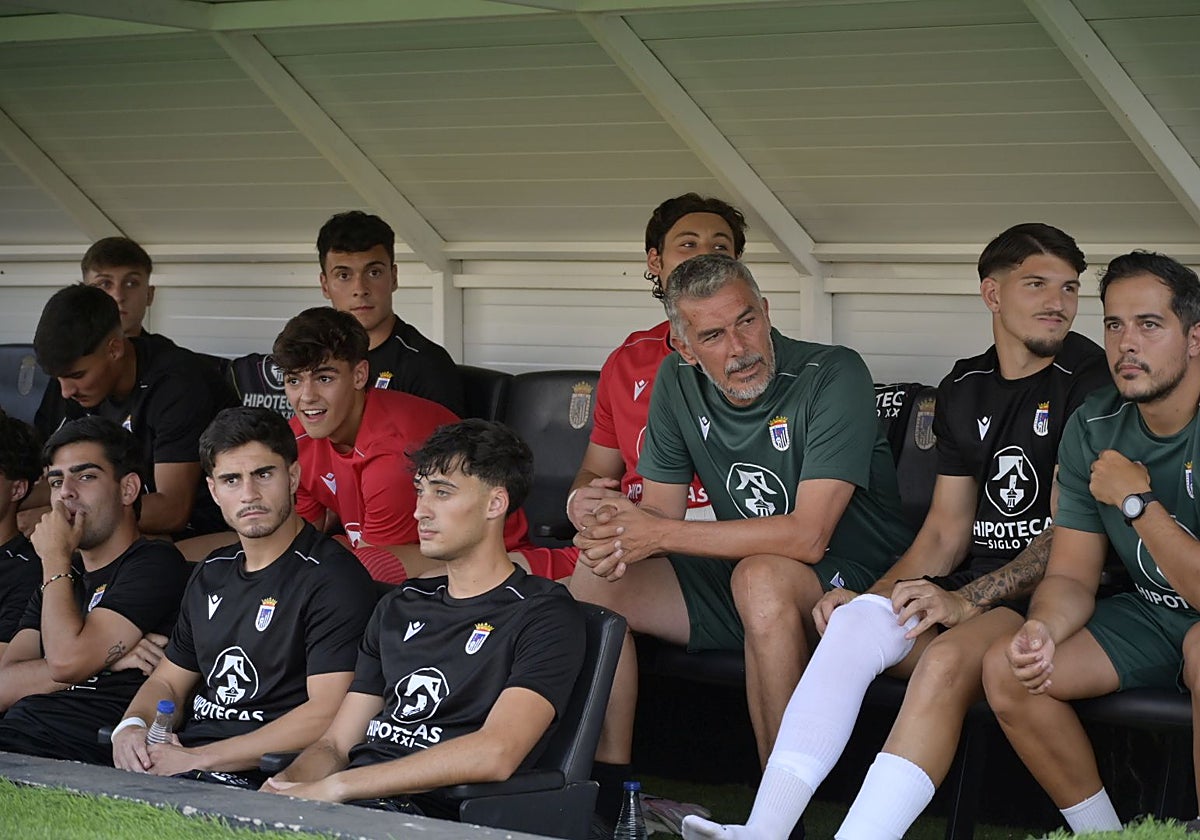 Juan Marrero en el banquillo del Nuevo Vivero en un partido de esta pretemporada.
