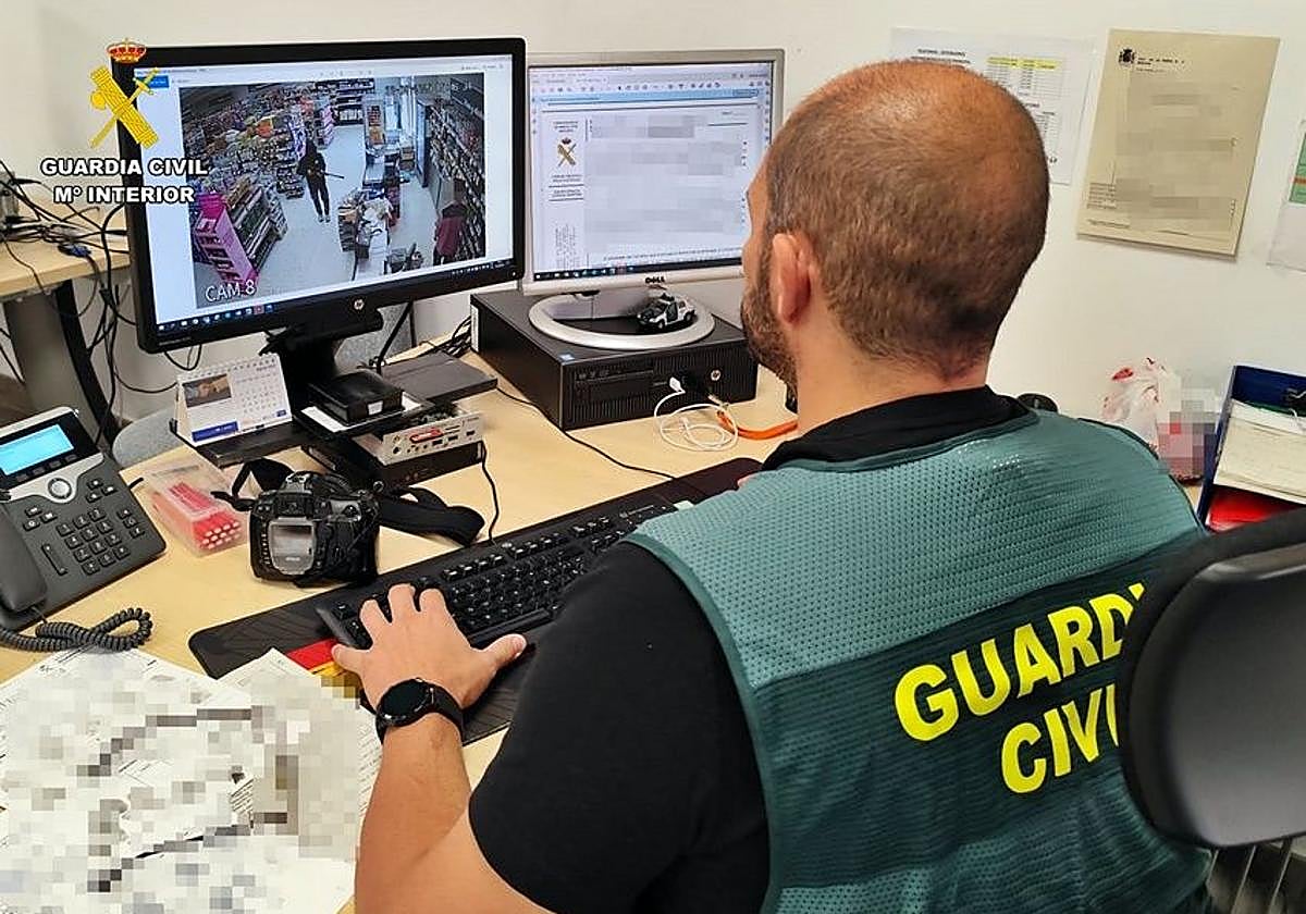 Un hombre encapuchado atraca una tienda de Olivenza y se lleva 530 euros
