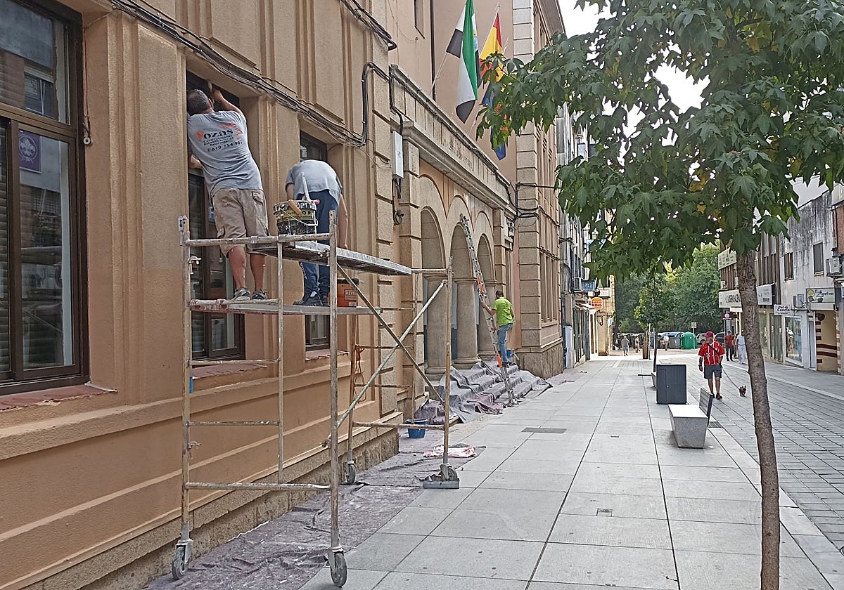Mejora de la fachada del edificio que acoge la Escuela de Idiomas, el Centro de Adultos y el de Profesores y Recursos.