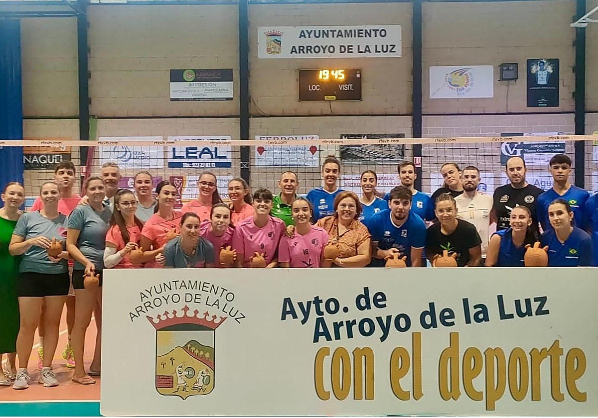 Foto de familia de los equipos ganadores y de las autoridades presentes.